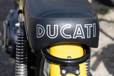 Bordeaux, Fransa - 04 08 2025: ducati retro super spor yarış motosiklet stili yarış klasik logo ve metin işareti