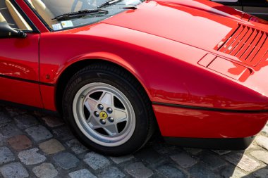 Bordeaux, Fransa - 04 08 2025: ferrari 328 gtt gtb at işareti logosu ve markalı metin süper spor spor spor lüks aracı