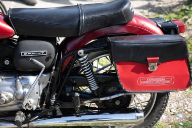 Bordeaux, Fransa - 04 08 2025: Harley Davidson Aermacchi 350 sprint SS350 amblem işareti ve eski Amerikan Motosiklet Tankı