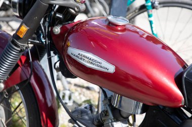 Bordeaux, Fransa - 04 08 2025: Harley Davidson Aermacchi 350 sprint SS350 tankın yakıtı üzerinde motor işaretli klasik motosiklet markası