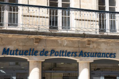 Bordeaux, Fransa - 04 10 2025: mutuelle de Poitiers teminat zinciri logosu ve ön cephe binası bürosunun ortak sigorta duvarı girişi üzerindeki metin imzası
