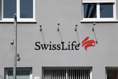 Bordeaux, Fransa - 04 10 2025: İsviçre yaşam logosu ve ofis sigorta şirketinin ön cephesine giriş işareti