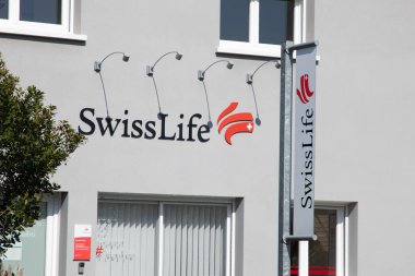 Bordeaux, Fransa - 04 10 2025: İsviçre yaşam logosu markası zinciri ve İsviçre ofis grubu sigorta şirketinin ön cephesi.