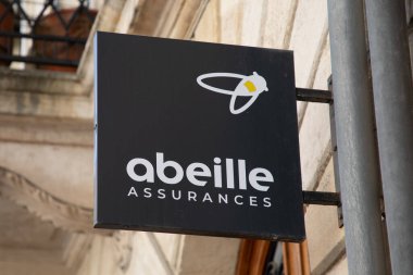 Bordeaux, Fransa - 04 10 2025: abeille sigorta teminatları marka zincir cephesi ve finans hizmetleri ajansının ofisinde metin logosu imzaladı