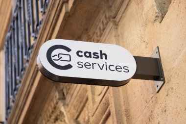 Bordeaux, Fransa - 04 10 2025: nakit hizmetleri CB dab atm BNP paribas kredi karşılıklı ittifak federali societe generale cic sign logo ve mağazada sergilenen kredi kartlarının metin markası