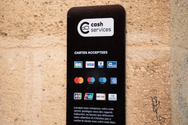 Bordeaux, Fransa - 04 10 2025: nakit hizmetleri CB dab atm BNP paribas kredi karşılıklı ittifak federali societe generale cic cb logo işareti ATM bankası önünde kabul edilen kredi kartı