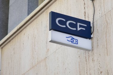 Bordeaux, Fransa - 04 10 2025: CCCF kredili ticari de France ATM HSBC banka logosu ve ön cephe bankası finans hizmetleri bürosu French Swiss