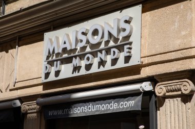 Bordeaux, Fransa - 04 10 2025: maisons du monde logo markası ve Fransız dekorasyon zinciri ön cephe mağazasının giriş duvarı ön tabelaları