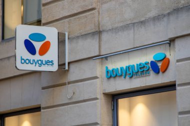 Bordeaux, Fransa - 04 10 2025: Bouygues telekom mağazası metin ve zincir logosu duvardaki Fransız telefon operatörü ön cephesinde