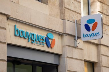 Bordeaux, Fransa - 04 10 2025: Bouygues telekom logo metin zinciri ve duvar girişi ön cephe telefon operatörü markası