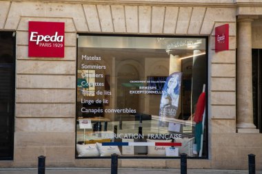 Bordeaux, Fransa - 04 10 2025: epeda Paris logo metni ve mağazadaki Fransız yatak yatakları ve kaplıcalarda marka zincir cephesi imzası