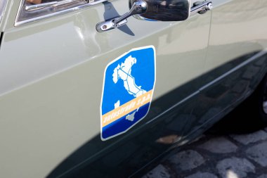 Bordeaux, Fransa - 04 11 2025: Polizia oto-ticaret S.P.A kaplıca otomobili logosu ve alfa Romeo polis tarafındaki işaret levhası İtalyan otoyol devriye aracının beyaz mavisi