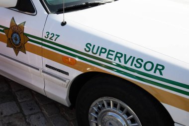 Bordeaux, Fransa - 04 11 2025: Şerif arabası taçlandırılmış Victoria Ford County denetçisi logosu ABD devriye aracının çıkartmalarında Amerikan metin yazıları imzalanmış.