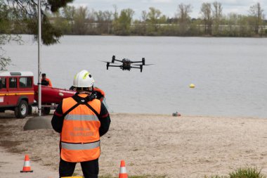 Bordeaux, Fransa - 04 11 2025: Fransız itfaiyeci acil durum ve kurban yardım aracına pilotluk yapmak için eğitim alıyor.