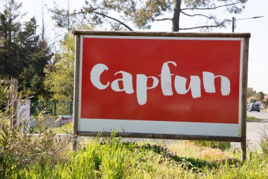 Bordeaux, Fransa - 04 11 2025: Capfun kamp yeri oteli Fransız markası. Konukseverlik ve turizm kampı tabelası.