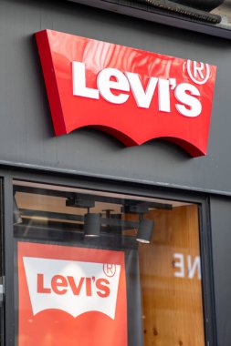Bordeaux, Fransa - 04 11 2025: Levis mağaza vitrinli butik moda logosu metin zinciri ve sokak cephe kenti giyim mağazası moda mağazası önünde levi 'nin tabelası