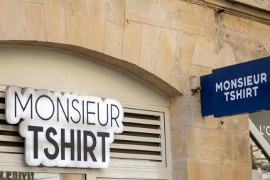 Bordeaux, Fransa - 04 11 2025: Mösyö Tshirt butik butik moda logosu metin zinciri ve giyim mağazası giyim mağazasının ön cephesindeki tabela
