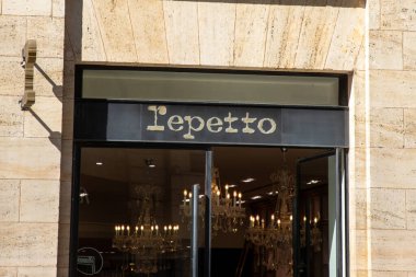 Bordeaux, Fransa - 04 11 2025: mağaza önü butik moda logosu metin zinciri ve giyim mağazası giyim mağazası moda mağazası caddesi ön cephesindeki tabela