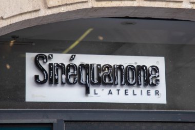 Bordeaux, Fransa - 04 11 2025: Sinequanone mağaza önü butik moda logosu metin zinciri ve giyim mağazası giyim mağazasının ön cephesindeki tabela