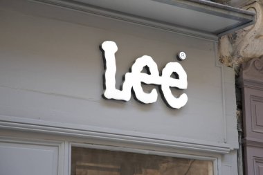 Bordeaux, Fransa - 04 11 2025: Lee mağaza önü butik moda logosu metin zinciri ve giyim mağazası giyim mağazası moda caddesi ön cephesindeki tabela