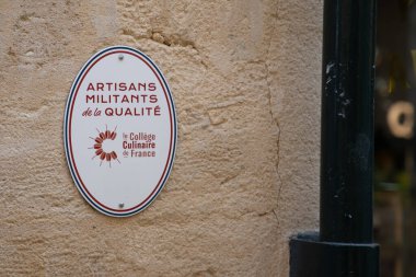Bordeaux, Fransa - 04 14 2025: Artistler militanlar de la qualite by College Culinaire de France logo text and sign brand of best French artisan quality product
