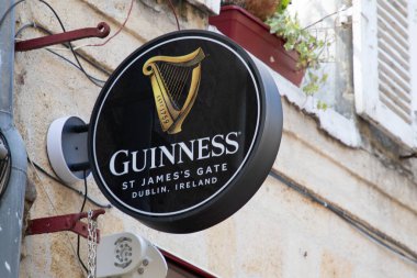 Bordeaux, Fransa - 04 14 2025: Guinness Birası St. James Kapısı Markası ve metin logosu duvar önü restoranının bar girişinde.
