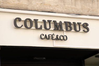 Bordeaux, Fransa - 04 14 14.2025: Columbus cafe & co marka ve metin logosu duvar girişi restoranının ön cephesinde Fransız kahveli aperatifi