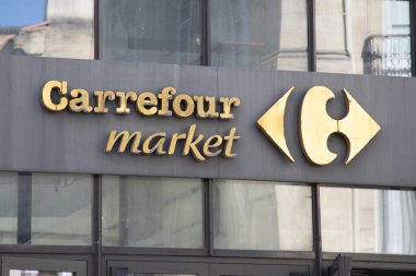 Bordeaux, Fransa - 04 14 2025: carrefour market logosu ve süpermarket ön cephesinde metin işareti