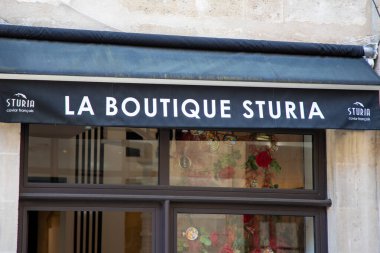 Bordeaux, Fransa - 04: 14: 2025: Sturia havyar butiği fransız markası logosu ve vitrindeki ön cephe balık dükkanında yazı.