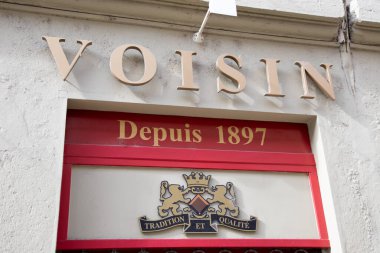 Lyon, Fransa - 04 14 2025: Voisin Lyon City önde gelen sanatsal çikolata markası ve Fransa 'daki Fransız çikolata dükkanı şekerleme dükkanının metin imzası