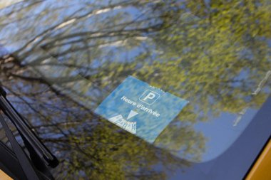 Fransız park diski ile metin heure d 'arrivee limitli mavi alan otoparkı için varış süresi 30 dakika anlamına gelir