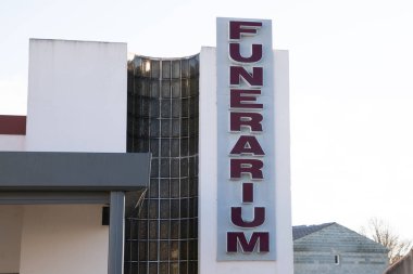 Cenaze evi Fransızca metni cenaze levazımatçısı ön cephedeki cenaze levazımatçısı demek.