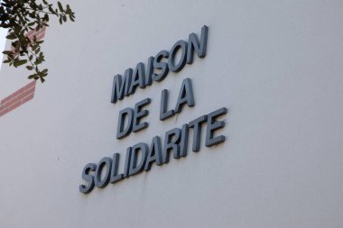 Maison de la solidarite French ve duvar cephesindeki yazı, yerel sosyal dayanışma merkezi anlamına geliyor.