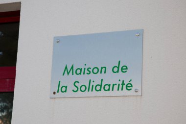Maison de la solidarite Fransızca yazı tabelası duvar cephesinde, Fransa 'da sosyal eylem için dayanışma merkezi anlamına geliyor.