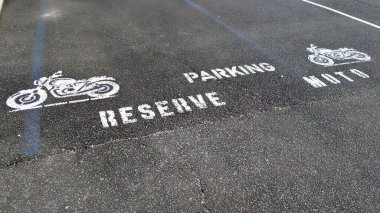 Rezervasyonlu motosiklet parkı Fransızca yazı tabelası sokak motosiklet parkındaki trafik ışığı moto ikonuna park etmek anlamına gelir.