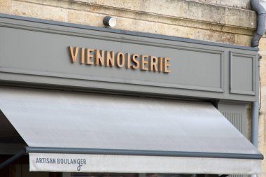 Fransızca viyennoizerie metin ve dükkan cephesinde imza Fransa 'da pasta giriş hamur işi butiği anlamına gelir