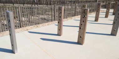 Bisikletler için delikleri olan açık hava ahşap bisiklet parkı bisiklet park yeri hırsızlık önleyici alet için delme deliği olan bisiklet tezgahı.