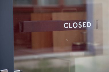 Restoran ofisinde ya da diğer kapı girişinde asılı kapalı mesaj tabelası