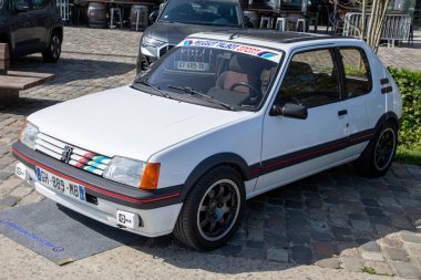 Bordeaux, Fransa - 04 16 2025: peugeot 205 gti spor logosu ve eski model Fransız arabasının önünde imza
