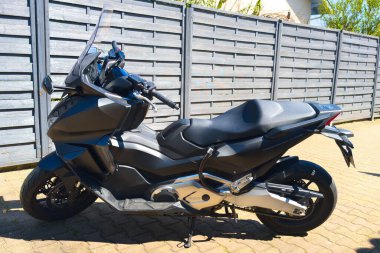 Bordeaux, Fransa - 04 16 2025: Honda for za 750 logo markası ve modern Maxi gt scooter motorsiklet yan motorsiklet üzerinde metin işareti