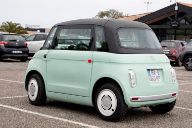Bordeaux, Fransa - 04 16 2025: fiat topolino dolcevita 5,4 kWev elektrikli araba yeşil küçük mavi küp küçük tekerlekli araç küçük İtalya