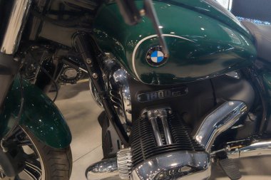 Bordeaux, Fransa - 04 16 2025: bmw r18 motor büyük motor r 18 bobber 1800cc yeşil 1800 cc modern motosiklet