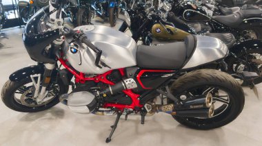 Bordeaux, Fransa - 04 16 2025: bmw R 12 1200 9. seçenek 719 boxer çift silindirli motosiklet Alman özel motosiklet logosu