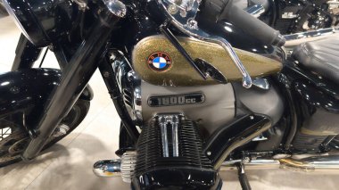 Bordeaux, Fransa - 04 16 2025: bmw r18 altın parıltılı motosiklet yan logosu ve modern motosiklet özel modeli üzerinde metin ayrıntıları