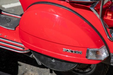 Bordeaux, Fransa - 04 16 2025: vespa px 125 kırmızı antika logo ve metin işareti scooter italy
