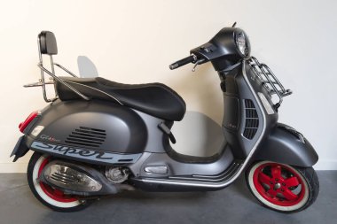 Bordeaux, Fransa - 04 16 2025: vespa 300 süper metin işareti ve İtalyan piaggio scooter grisinin önünde marka logosu