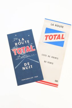 Bordeaux, Fransa - 04 16 2025: toplam marka metin şirketi logosu benzin servisi imzası eski yol haritası listesi ve sürücü tavsiyesi