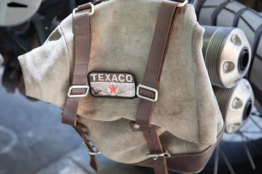 Bordeaux, Fransa - 04 16 2025: Texaco benzin istasyonu imzalı metin ve logo yıldızı kırmızı marka. Şevron şirketinin işlemeli arması eski bir pamuk torba petrol garajında.