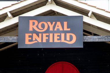 Bordeaux, Fransa - 04 16 2025: Royal Enfield Indian motorsiklet logosu markası ve Hindistan motosiklet galerisi garaj cephesinin metin imzası.
