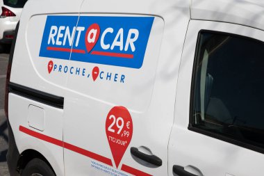 Bordeaux, Fransa - 04 16 2025: bir araba logosu kiralamak ve hareket acentesinin beyaz kamyonetinden kiralık araba kiralama şirketine mesaj göndermek